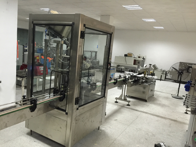 Línea de tapado de máquina etiquetadora.jpg