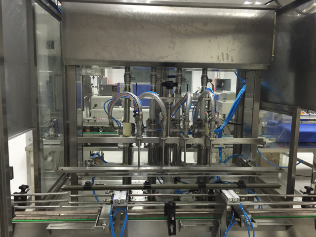 Maquina de llenado de cuatro cabezales.jpg