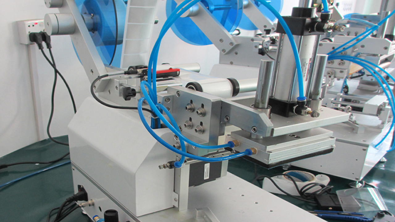 Máquina etiquetadora de bolsas de plástico con boquilla semiautomática para superficies planas