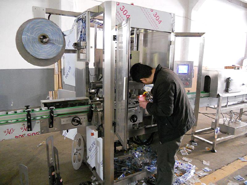 sleeve labeling machine with shrink tunnel Máquina etiquetadora automática de mangas retráctiles para uso diario de China