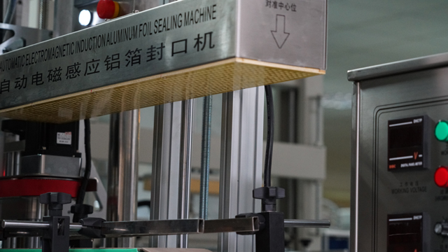 Maquinaria de sellado por inducción.jpg