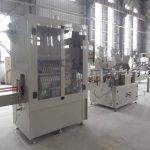 Línea automática de llenado y tapado de botellas con cuello angular para líquidos corrosivos