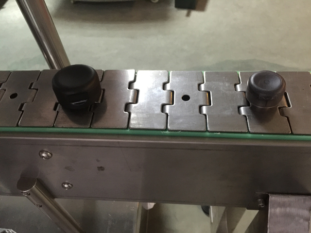 Maquina etiquetadora de mangas con cintas.jpg