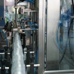 Máquina automática de llenado, tapado, etiquetado, encartonado y sobreenvoltura de botellas