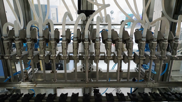 Maquinaria de llenado por gravedad.jpg