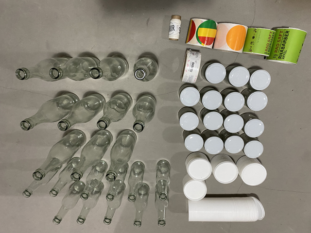 Botellas, rollos, etiquetas, tapas, muestras.JPG