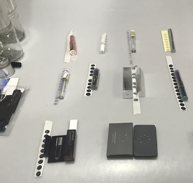 etiquetas y productos cosméticos de lápiz labial.jpg