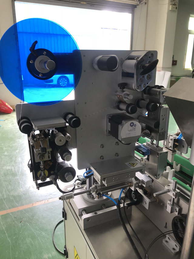 Maquina etiquetadora con impresora.jpg