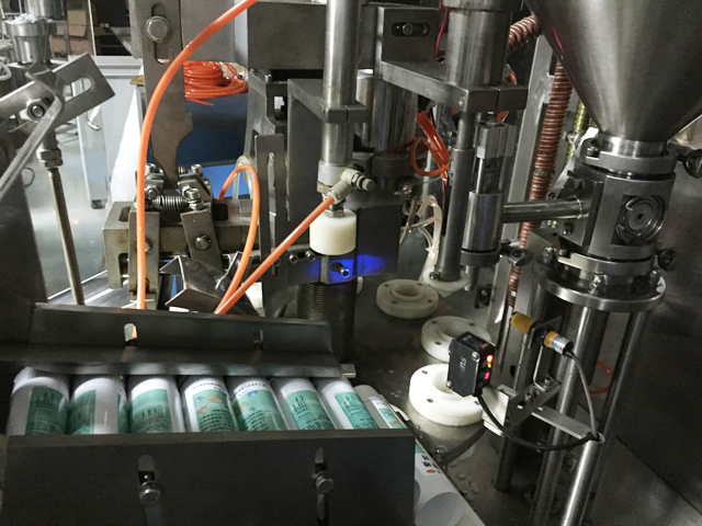 tubes holding feeding system Sistema automático de alimentación de tubos para llenado y sellado.jpg