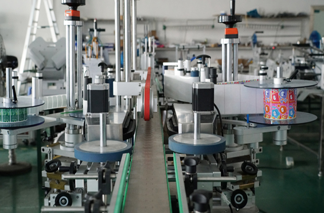 Maquina etiquetadora de doble cara.jpg