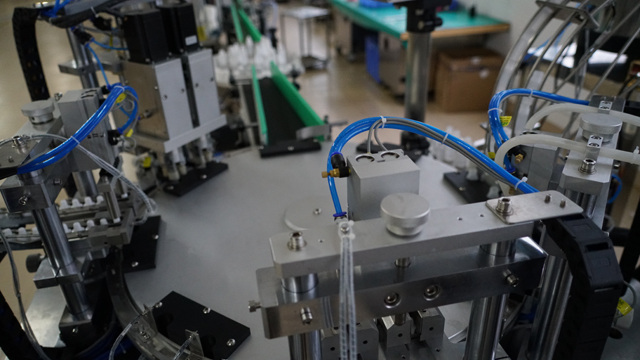 llenadora y tapadora rotativa.jpg