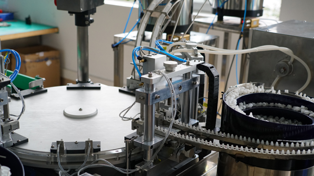 Llenado rotatorio de líquido electrónico en botellas de plástico.jpg