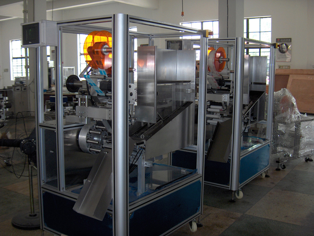 tubes labeling machine in stock Maquinaria para etiquetado de tubos.jpg
