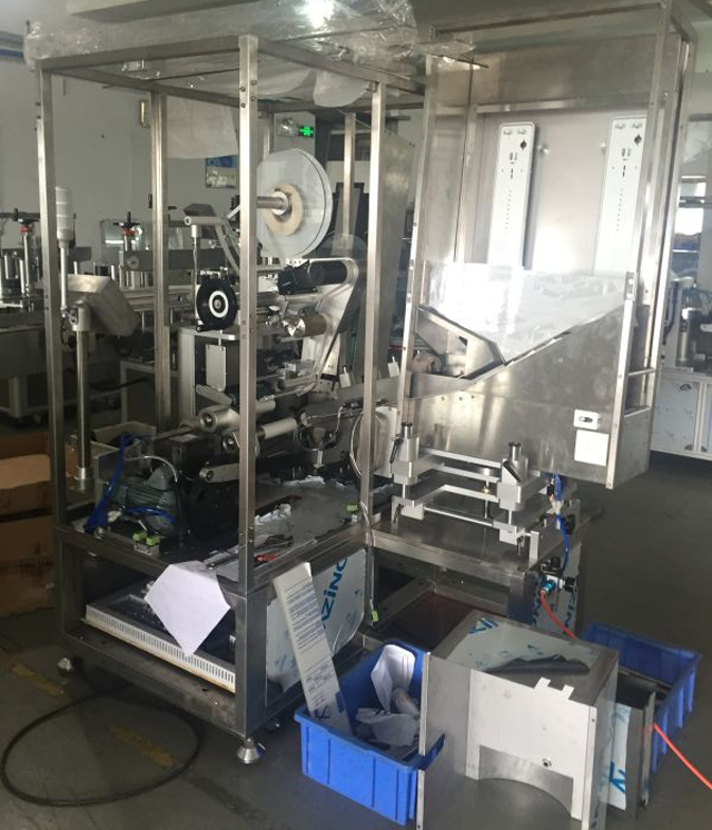 Maquinaria en fábrica de etiquetado de tubos.jpg