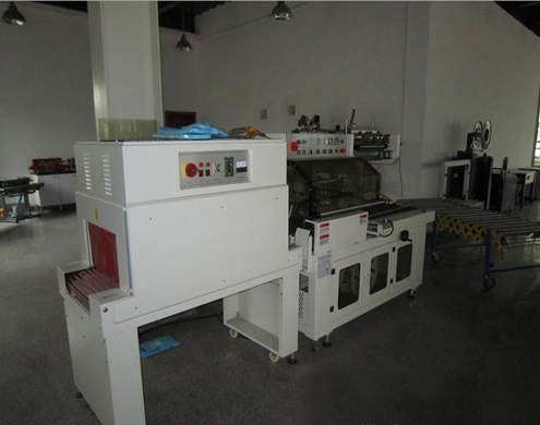 L type sealing shrinkage packing machine Máquina de embalaje retráctil con sellado en forma de L.jpg