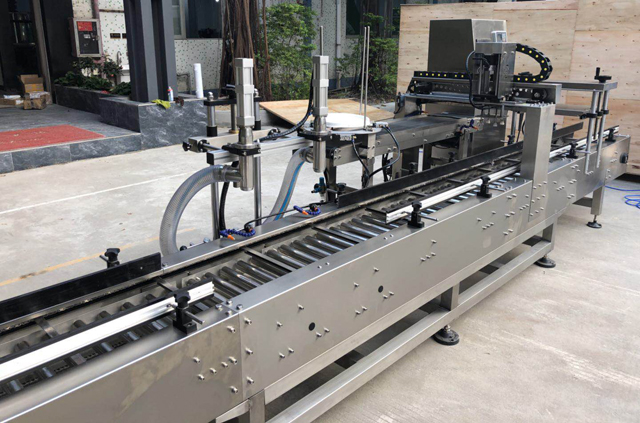 Máquina tapadora de cubos de aceite para llenado.jpg