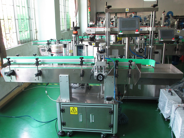 labeling machine with positioning system EQUIPO DE ETIQUETADO DE BOTELLAS PLC.jpg