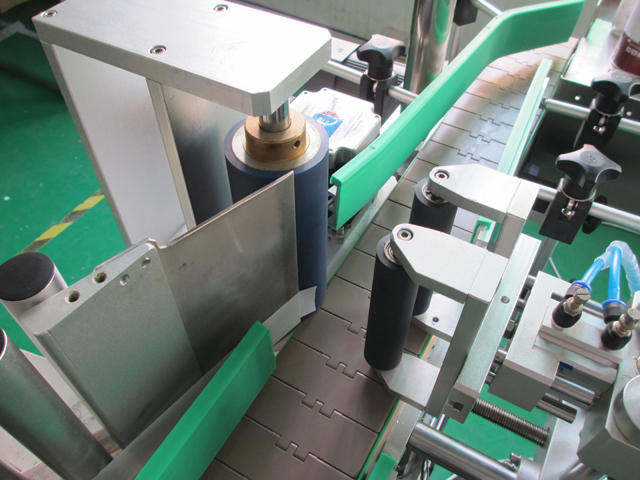 PLC controlling system bottle labeling machine EQUIPO PARA ETIQUETAR BOTELLAS PLC2.jpg