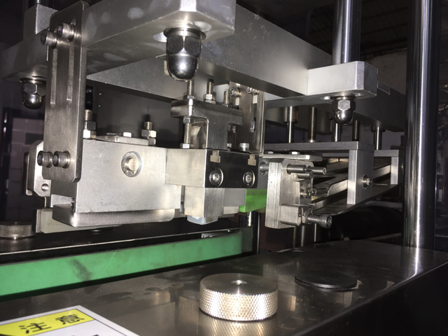 linear vacuum capping machine for glass jar tapadora lineal