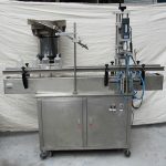 Máquina automática para tapar botellas de plástico con un solo cabezal de rosca