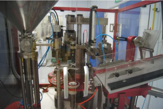 automatic tubes filling sealing machine for toothpaste tanque de almacenamiento.jpg