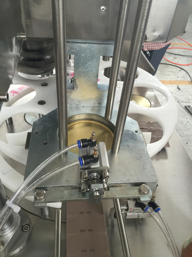 Maquinaria para sellar latas.jpg