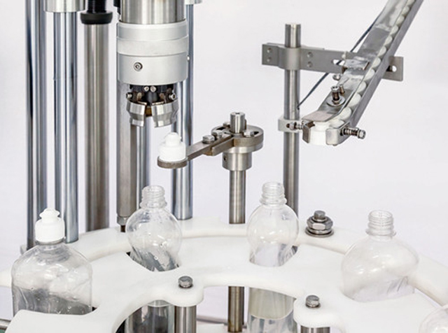 capping head close shot Detalles de la máquina tapadora simple.jpg