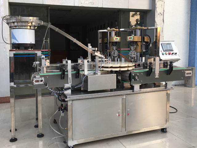 capping machine with 2 capping heads Equipo tapador de rosca semiautomático.jpg