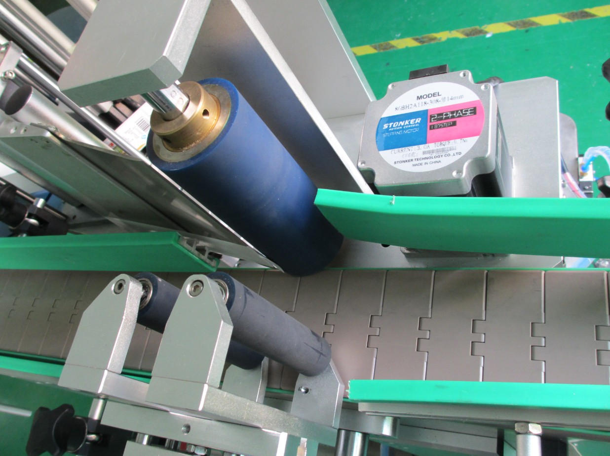 EQUIPO PARA ETIQUETAR BOTELLAS PLC2.jpg