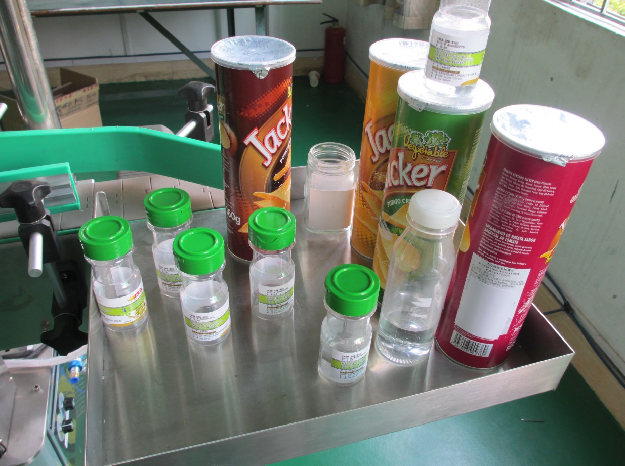 ETIQUETADORA DE LATAS REDONDAS ETIKETTIERMASCHINE.jpg