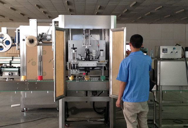 Etiquetadora de cinta adhesiva.jpg