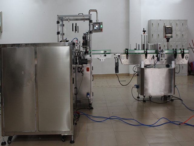 Arreglo de botellas para línea de líquidos electrónicos.jpg