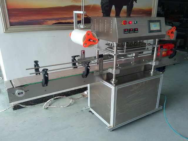 side pictures for automatic jars sealing machine Maquina selladora en funcionamiento.jpg