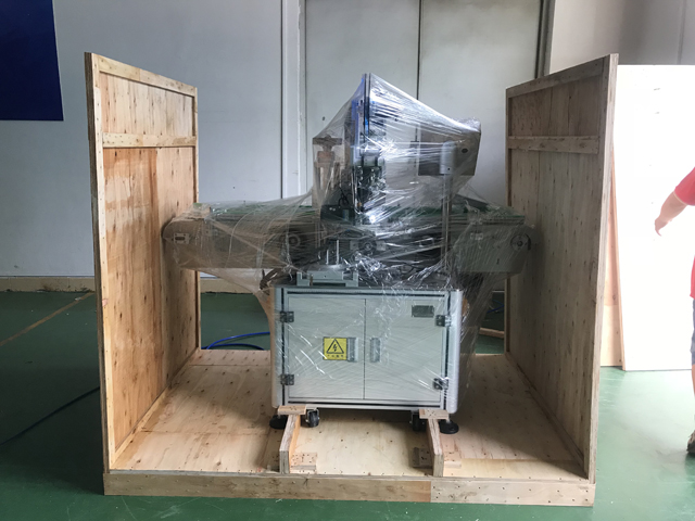 Maquina etiquetadora de pintalabios.jpg