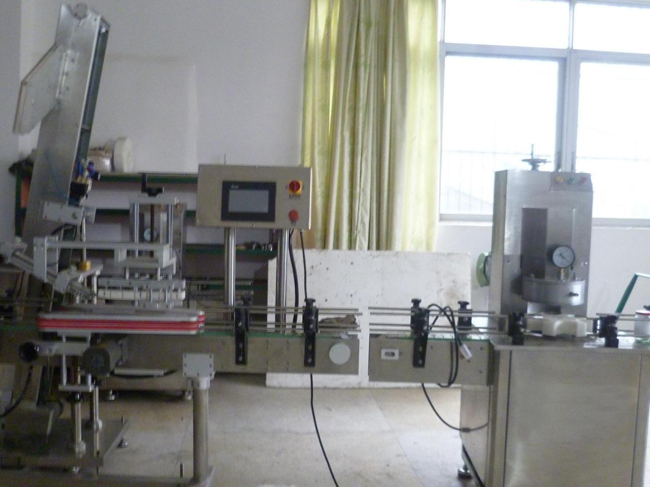 vacuum capping machine with cap placement tapadora al vacio para tarros de cristal.JPG
