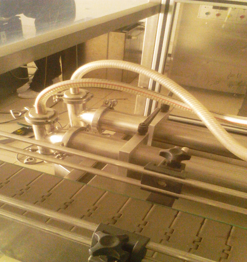 Máquina llenadora de doble cabezal equipada con sistema automático.jpg