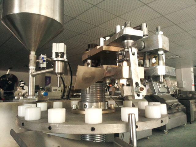 metal tubes filling folding machine Maquinas de llenado y sellado de tubos en stock.jpg