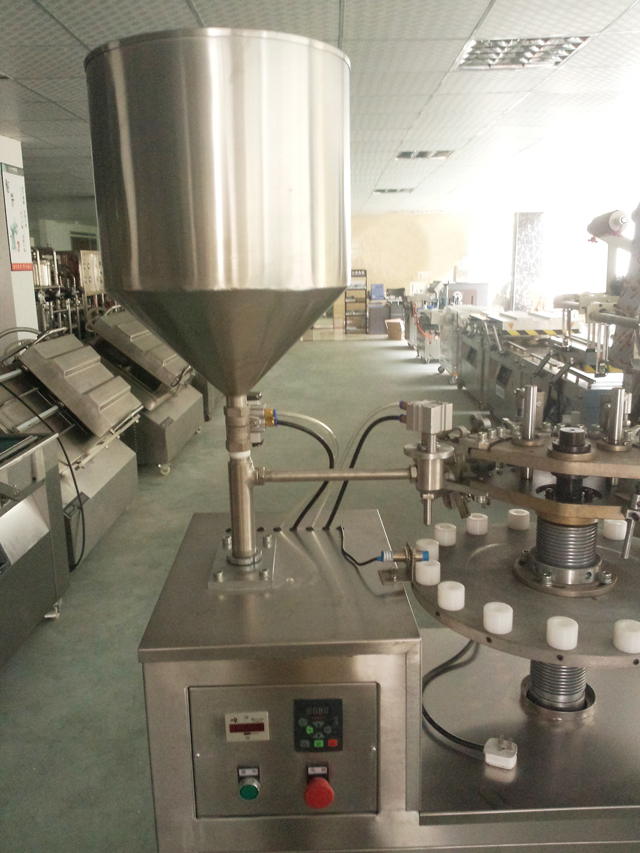 metal tubes filling sealing machine in stock Tolva de llenado y sellado de tubos.jpg