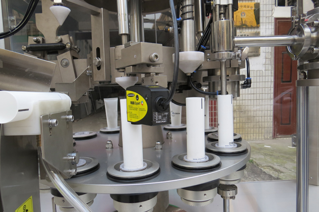 Equipo de llenado y sellado de tubos.jpg