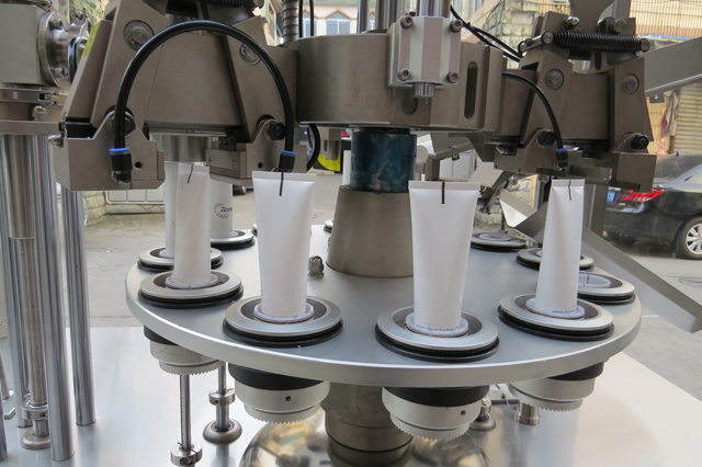 línea de llenado y sellado de tubos.jpg