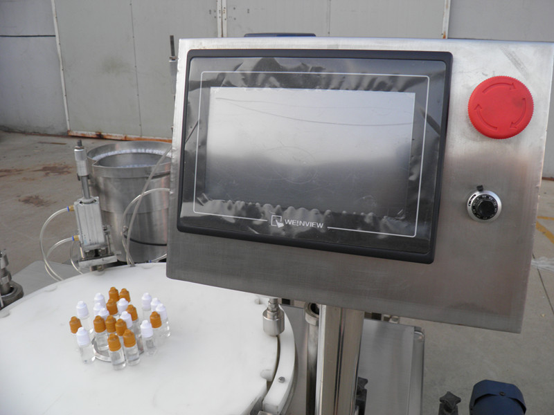 filling plugging capping labeling production line Etiquetado y tapado de botellas con PLC para líquidos electrónicos.jpg