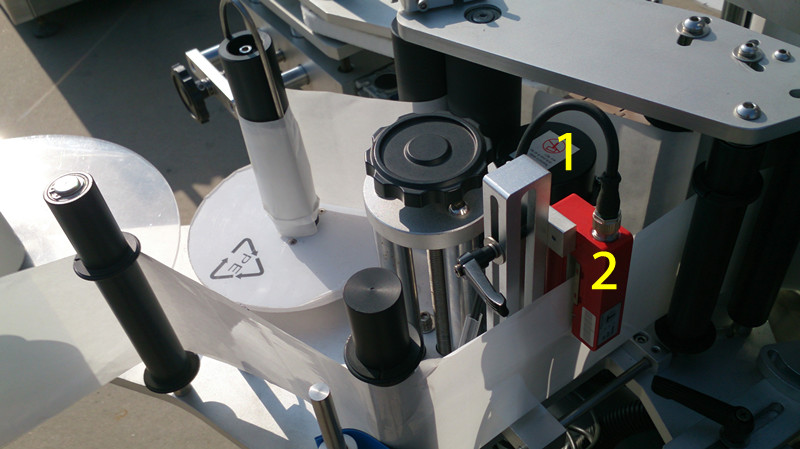 labeling machine for E liquid small bottles Etiquetado de e-líquidos, imágenes de cerca.jpg