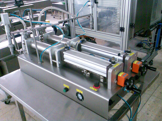 double heads liquid filling machine Maquina llenadora de detergente liquido de 2 cabezales.jpg