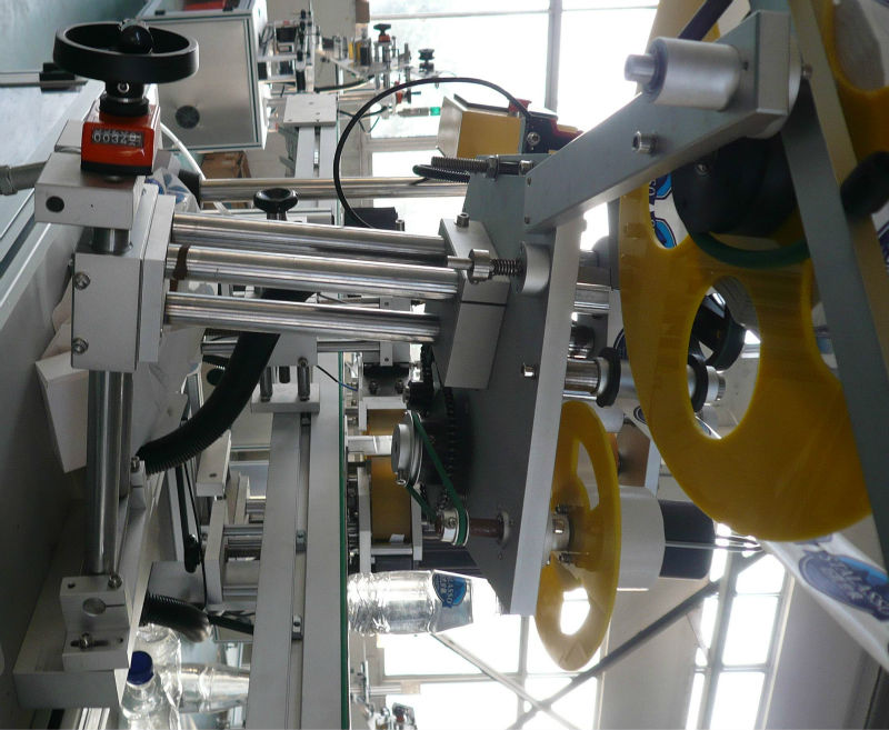 Máquina para pegar etiquetas autoadhesivas de doble cara de arriba a abajo