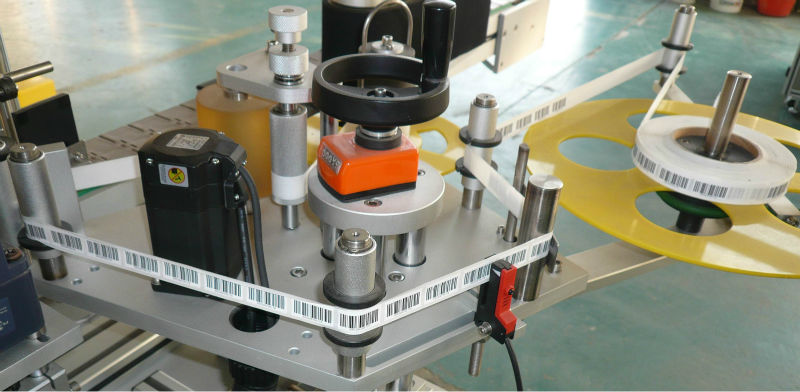 Máquina para pegar etiquetas autoadhesivas de doble cara de arriba a abajo