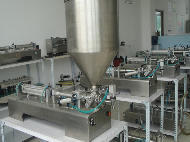 horizontal filling machine for both liquid and paste Maquina llenadora de CREMA y LIQUIDO.jpg