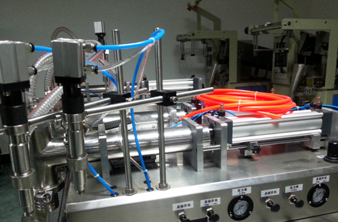 liquid filling machinery semi automatic Llenadora de líquidos horizontal totalmente neumática.jpg