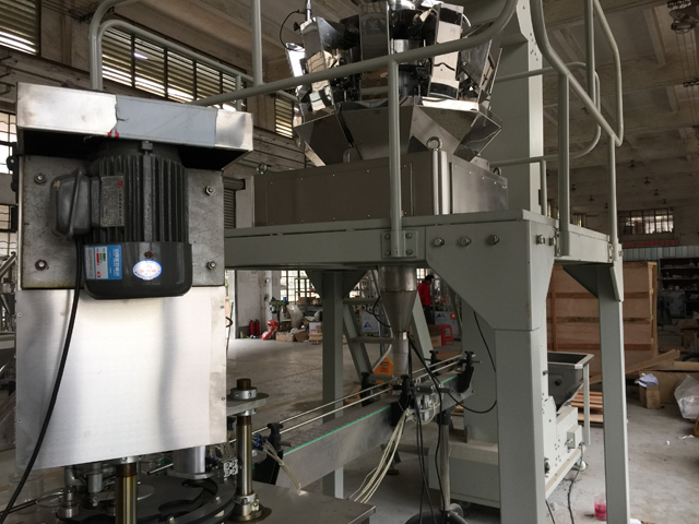 MÁQUINA DE LLENADO Y SELLADO DE LATAS, primer plano.jpg