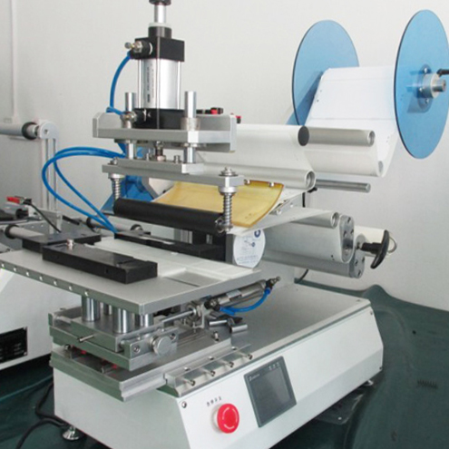 rolling labeling machine for plane surface objects Etiquetadoras semiautomáticas enrollables.