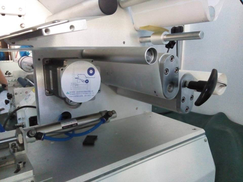 close shot for labeling machines Etiquetadoras semiautomáticas enrollables.